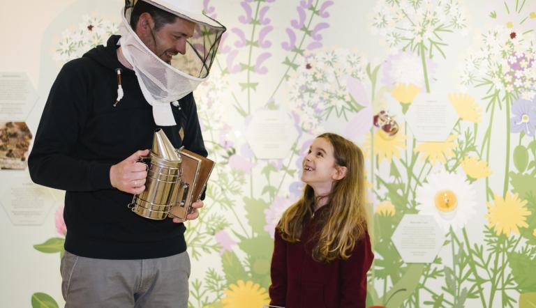 Vater und Tochter in der Mitmachausstellung Mensch Biene. Foto Janina Steinmetz Vater und Tochter in der Mitmachausstellung Mensch Biene. Foto Janina Steinmetz