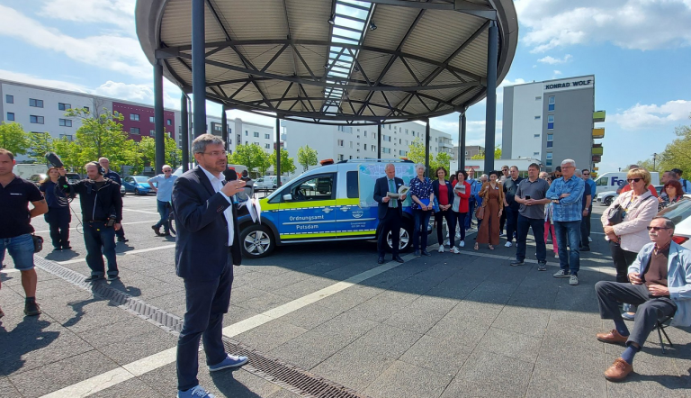 Oberbürgermeister Mike Schubert begrüßt die Stadtteilspaziergänger in Drewitz auf dem Ernst-Busch-Platz