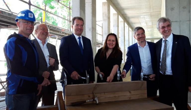 Oberbürgermeister Mike Schubert mit der Ministerin für Wissenschaft, Forschung und Kultur des Landes Brandenburg, Dr. Manja Schüle, Prof. Dr. Matthias Steinmetz, Sprecher des Vorstandes am AIP und Wolfram Rosenbach, administrativer Vorstand AIP beim Richtfest für den Babelsberger Neubau des AIP. Foto LHP/Mareike Doepner Oberbürgermeister Mike Schubert mit der Ministerin für Wissenschaft, Forschung und Kultur des Landes Brandenburg, Dr. Manja Schüle, Prof. Dr. Matthias Steinmetz, Sprecher des Vorstandes am AIP und Wolfram Rosenbach, administrativer Vorstand AIP beim Richtfest für den Babelsberger Neubau des AIP