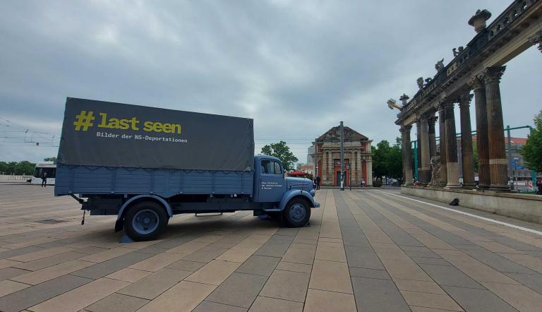 Der #LastSeen-LKW mit der mobilen Ausstellung über NS-Deportationen. Foto LHP/Jan Brunzlow Der #LastSeen-LKW mit der mobilen Ausstellung über NS-Deportationen