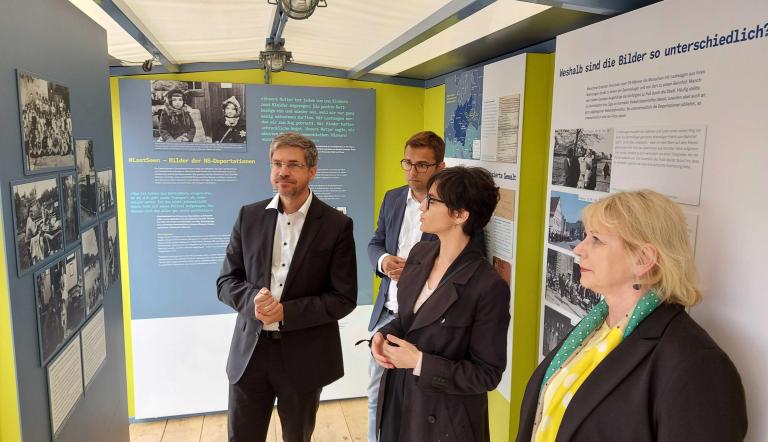 Oberbürgermeister Mike Schubert und die Präsidentin des Brandenburger Landtages, Prof. Dr. Ulrike Liedtke besuchen gemeinsam mit der Direktorin der Arolsen Archives, Floriane Azoulay, die mobile Ausstellung #LastSeen.