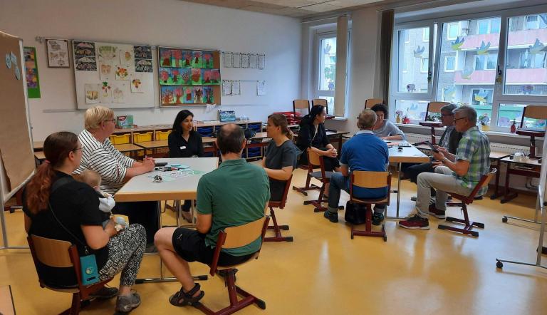 Anwohner*innen diskutieren beim Stadtteildialog Drewitz an Thementischen mit der Verwaltung.
