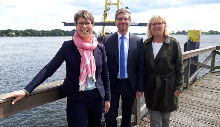 Kerstin Hoppe, Bürgermeisterin der Gemeinde Schwielowsee, Potsdams Oberbürgermeister Mike Schubert und Manuela Saß, Bürgermeisterin der Stadt Werder (Havel), an der Rad- und Fußwegbrücke Großer Zernsee. Foto: LHP/Juliane Güldner