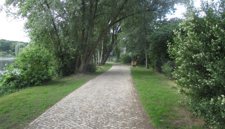 Uferweg Glienicker Brücke.