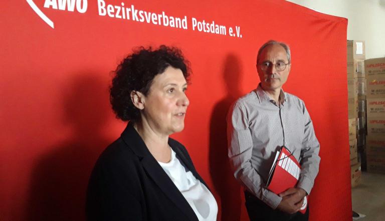 Brigitte Meier, Leiterin des Ukraine-Verwaltungsstabes, und André Saborowski von der AWO in der neuen Spendenausgabestelle am Hauptbahnhof Potsdam.