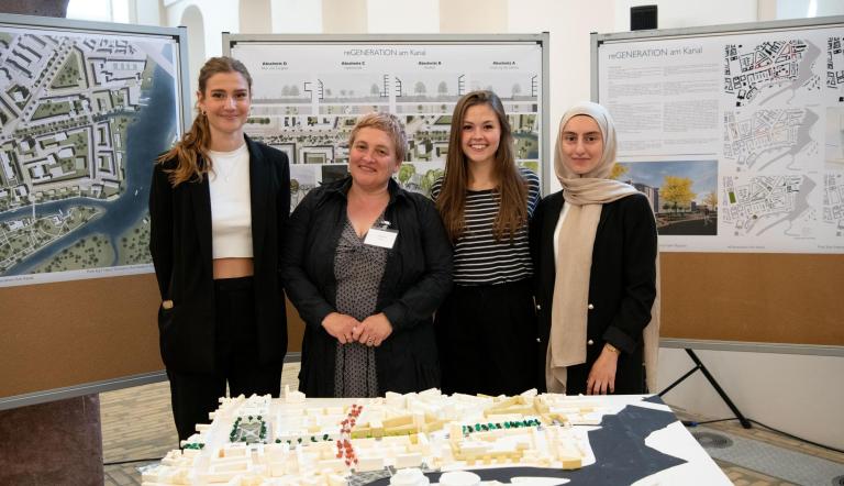 Annette Paul mit Semsül Islam Basaran, Sarah Gottschalk, Beverly Dessin. Foto: Stefan Gloede