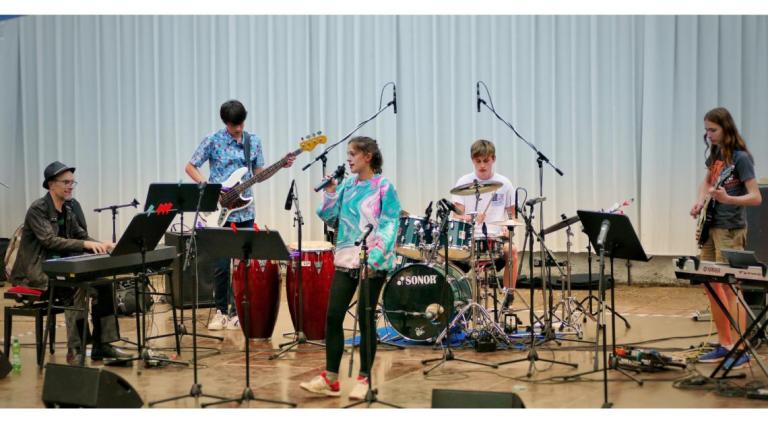 „Bands & More“ der Städtischen Musikschule Potsdam "Johann Sebastian Bach". „Bands & More“ der Städtischen Musikschule Potsdam "Johann Sebastian Bach".