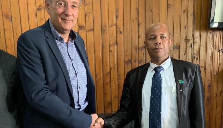 Pete Heuer, Vorsitzender der Stadtverordnetenversammlung Potsdam, zu Besuch bei Urban Municipal Council (ZUMC) Ali Haji Haji. Pete Heuer, Vorsitzender der Stadtverordnetenversammlung Potsdam, zu Besuch bei Urban Municipal Council (ZUMC) Ali Haji Haji.