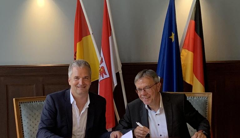 Prof. Dr. Philipp Misselwitz und Bürgermeister Burkhard Exner bei der Unterzeichnung der Kooperationsvereinbarung Bauhaus der Erde