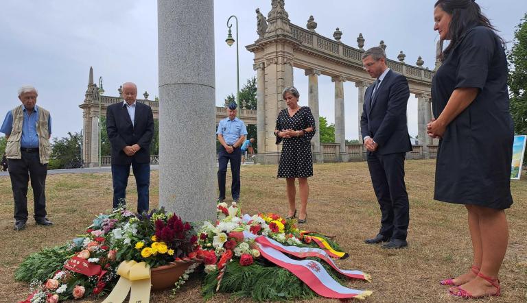 Gedenken an die Maueropfer am 61. Jahrestag des Mauerbaus an der Glienicker Brücke