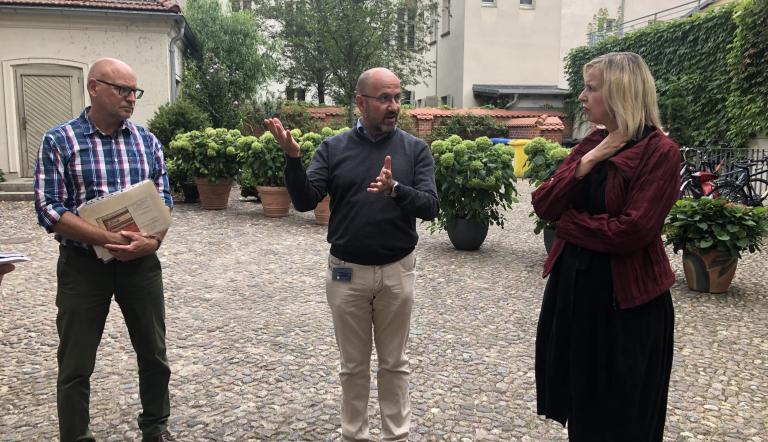 V.l.n.r.: Rainer Roczen und Matthias Kartz von der Unteren Denkmalbehörde und Dr. Angela Hoffmann, Schulleiterin Schule des Zweiten Bildungsweges “Heinrich von Kleist".