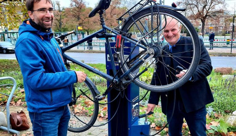 Der Beigeordnete Bernd Rubelt (re.) und der Radverkehrsbeauftragte Torsten von Einem eröffnen die Fahrrad-Reparaturstation am Bildungsforum. Foto LHP/ Susanne Tockan Der Beigeordnete Bernd Rubelt (re.) und der Radverkehrsbeauftragte Torsten von Einem eröffnen die Fahrrad-Reparaturstation am Bildungsforum