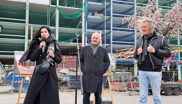 Die Bildungsbeigeordnete Noosha Aubel, der Baubeigeordnete Bernd Rubelt und Friehelm Schatz, Geschäftsführer der Filmpark GmbH, feierten das Richtfest für die neue Grundschule in Babelsberg. Die Bildungsbeigeordnete Noosha Aubel, der Baubeigeordnete Bernd Rubelt und Friehelm Schatz, Geschäftsführer der Filmpark GmbH, feierten das Richtfest für die neue Grundschule in Babelsberg.