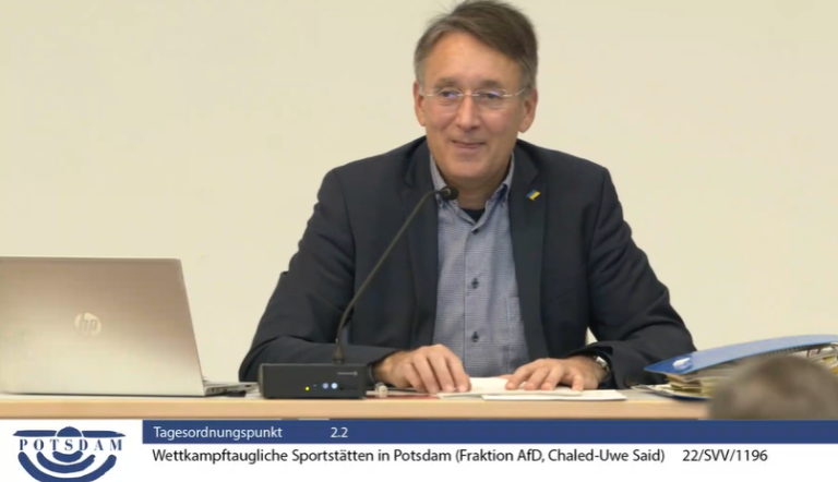 Der Vorsitzende Stadtverordnetenversammlung, Pete Heuer, in der Sitzung vom 7. Dezember 2022 (Screenshot) Der Vorsitzende Stadtverordnetenversammlung, Pete Heuer, in der Sitzung vom 7. Dezember 2022 (Screenshot)