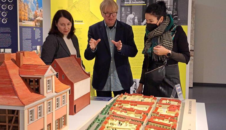 Museumsdirektorin Jutta Götzmann, stellvertretender Direktor Hannes Wittenberg und Kulturbeigeordnete Noosha Aubel bei der Eröffnung der Ausstelung "Stadtwende" im Potsdam Museum. Museumsdirektorin Jutta Götzmann, stellvertretender Direktor Hannes Wittenberg und Kulturbeigeordnete Noosha Aubel bei der Eröffnung der Ausstelung "Stadtwende" im Potsdam Museum.