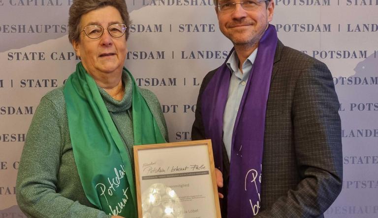 Das Foto zeigt Frau Dr. Ursula Löbel neben Oberbürgermeister Mike Schubert. Beide präsentieren die Ehrenmitglieds-Urkunde.