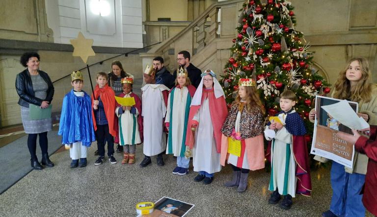 Die Beigeordnete Brigitte Meier begrüßt die Sternsinger im Foyer des Rathauses. Foto LHP/ Susanne Tockan Die Beigeordnete Brigitte Meier begrüßt die Sternsinger im Foyer des Rathauses
