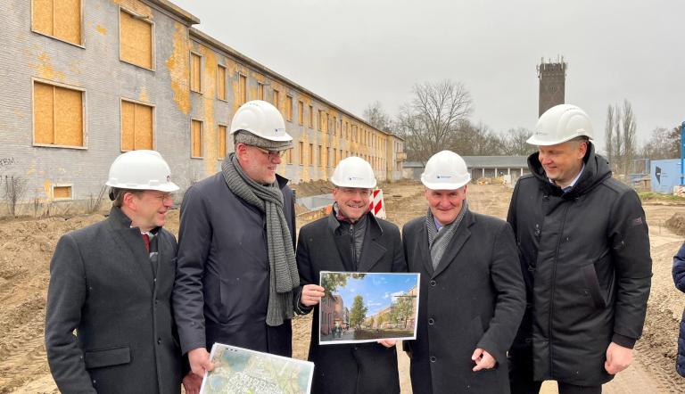 Oberbürgermeister Mike Schubert informierte heute in Krampnitz gemeinsam Thomas Niemeyer, Bert Nicke, Bernd Rubelt und Monty Balisch (v.l.n.r.) über die Meilensteine der Entwicklung des neuen Stadtquartiers. Oberbürgermeister Mike Schubert informierte heute in Krampnitz gemeinsam Thomas Niemeyer, Bert Nicke, Bernd Rubelt und Monty Balisch (v.l.n.r.) über die Meilensteine der Entwicklung des neuen Stadtquartiers.