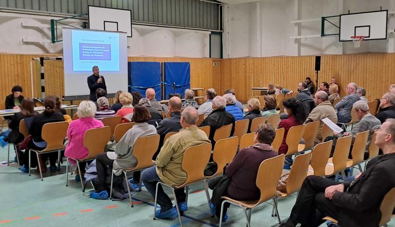 Gut besucht - rund 80 Potsdamer*innen kamen zu der Infoveranstaltung in die Weidenhof-Grundschule.