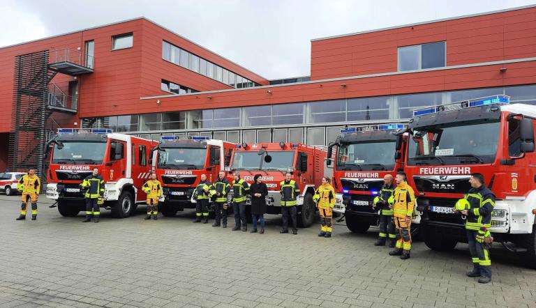 Übergabe fünf neuer Tanklöschfahrzeuge an die Freiwilligen Feuerwehren.