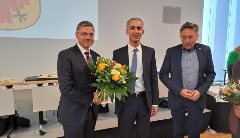 Oberbürgermeister Mike Schubert und der Vorsitzende der Stadtverordnetenversammlung, Pete Heuer, gratulieren dem neuen Beigeordneten Prof. Dr. Walid Hafezi zur Wahl. Oberbürgermeister Mike Schubert und der Vorsitzende der Stadtverordnetenversammlung, Pete Heuer, gratulieren dem neuen Beigeordneten Prof. Dr. Walid Hafezi zur Wahl.