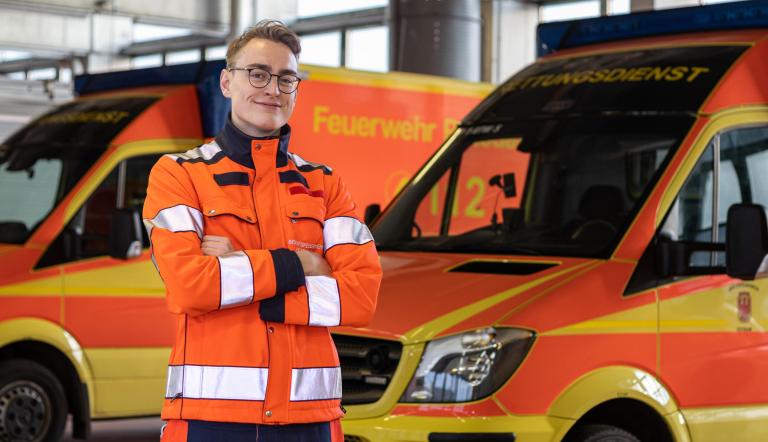 Notfallsanitäter Notfallsanitäter vor Rettungswagen