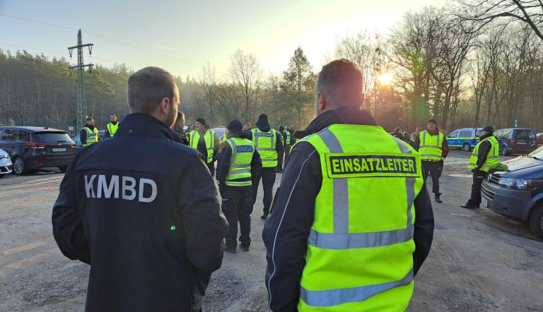 Einsatzkräfte bei der Bombenentschärfung am 2. März 2023.