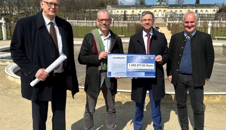 Michael Rohde, Christoph Martin Vogtherr, Mike Schubert und Bernd Rubelt bei der Scheckübergabe zum Projekt InnoWasPo. Foto LHP/Markus Klier Michael Rohde, Christoph Martin Vogtherr, Mike Schubert und Bernd Rubelt bei der Scheckübergabe zum Projekt InnoWasPo