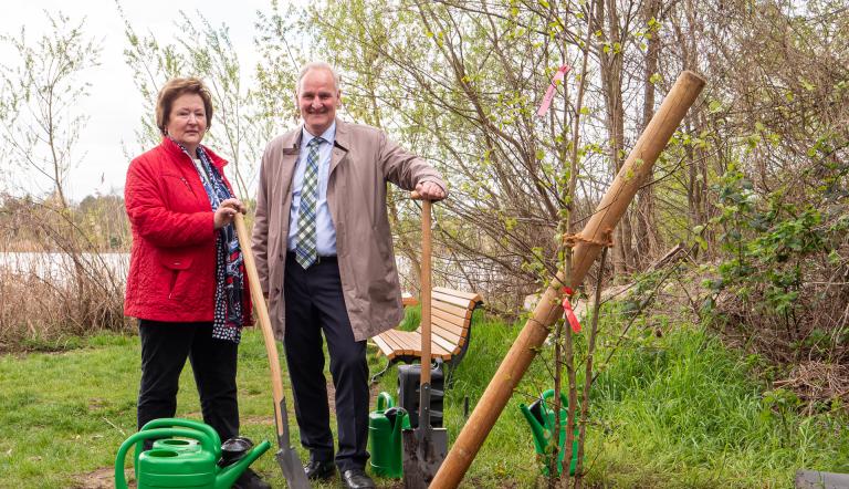 Zum Tag des Baumes pflanzte Umweltbeigeordneter Bernd Rubelt gemeinsam mit der Ortsvorsteherin Neu Fahrland, Carmen Klockow, die Moor-Birke. Zum Tag des Baumes pflanzte Umweltbeigeordneter Bernd Rubelt gemeinsam mit der Ortsvorsteherin Neu Fahrland, Carmen Klockow, die Moor-Birke.