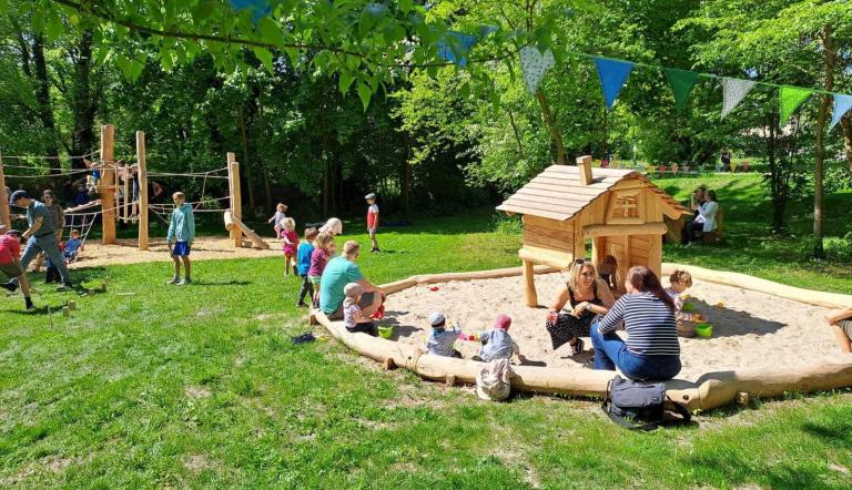 Neuer Spiel- und Gemeinschaftsplatz für Klein Glienicke. Neuer Spiel- und Gemeinschaftsplatz für Klein Glienicke.