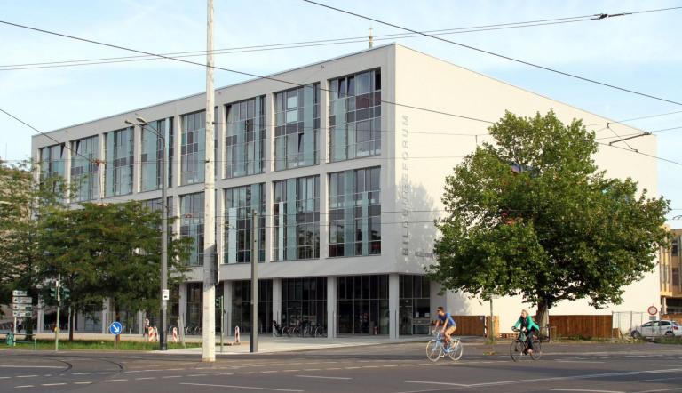 Bildungsforum Potsdam Das Foto zeigt eine Außenansicht des klügsten Hauses der Stadt, ein vier etagiger Bau an der Kreuzung Friedrich-Ebert-Straße/Am Kanal.