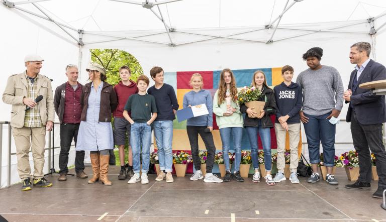 Oberbürgermeister Mike Schubert überreicht den 10. Potsdamer Klimapreis an eine Gewinnerschule.