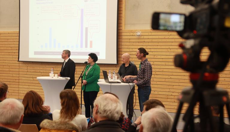 Oberbürgermeister Mike Schubert und Vertreter*innen der Verwaltung und ProPotsdam informierten über das Sonderbauprogramm. Foto: Olaf Gutowski