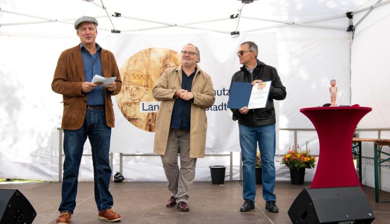 Moderator Attila Weidemann mit Laudator Dr. Fritz Reusswig (PIK) und Bürgermeister Burkhard Exner (Foto: Stefan Gloede)