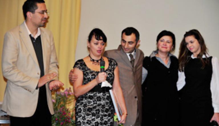 Ein herzliches Dankeschön an Frau Hildebrandt für ihr langjähriges Engagement für den Integrationspreis.(© Peter Frenkel)