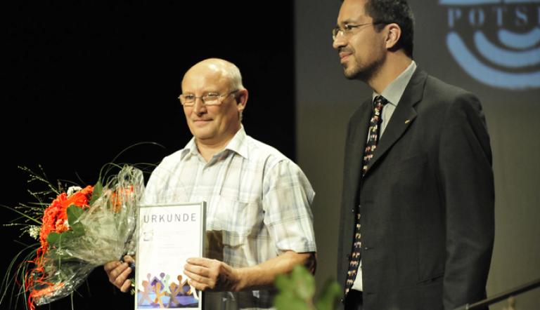 Der Geschäftsführer der PRO POTSDAM Jörn-Michael Westphal übergab den Preis an Peter Garfert