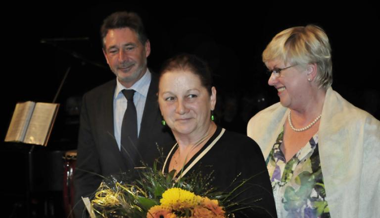 Oberbürgermeister Jann Jakobs und die 1. Stellvertreterin des Vorsitzenden der Stadtverordnetenversammlung Birgit Müller (r.) übergaben den Preis an Karla Villwock