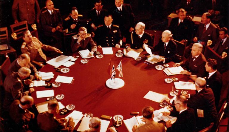 Am Konferenztisch im Schloss Cecilienhof/ Harry S. Truman Library