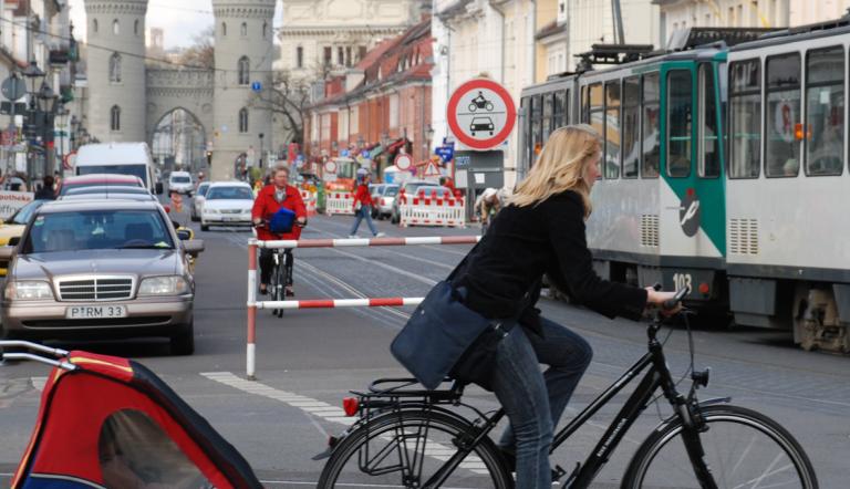 Fahrrad, Straßenbahn und Autos in Potsdam