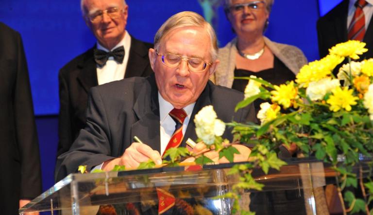 Dr. Klaus Arlt: Eintrag ins Goldene Buch der Landeshauptstadt Potsdam