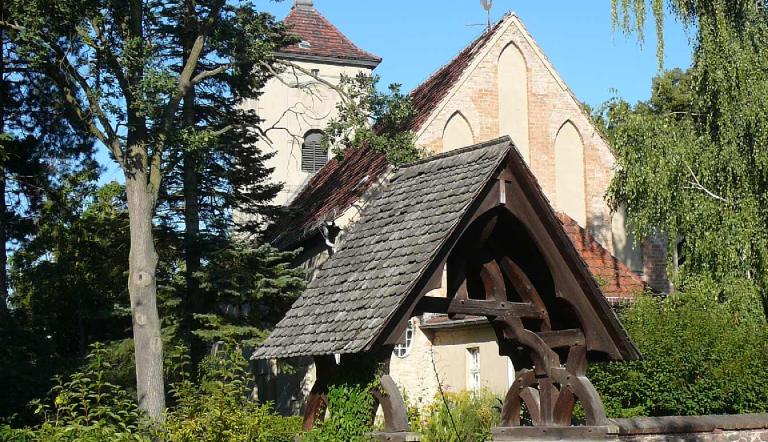 Der Ostgiebel der Fahrländer Kirche.