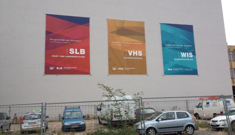 Drei Großplakate kündigen die Eröffnung des Bildungsforums am 7. September 2013 an. (© Madleen Köppen)