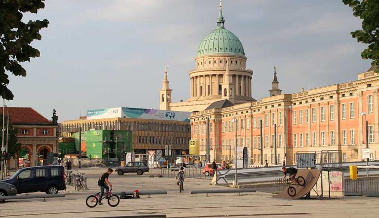 Blick vom Festplatz im Lustgarten zum Landtagsneubau, Nikolaikirche (Foto: Barbara Plate)