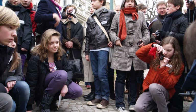 Schülerinnen und Schüler der Voltaireschule Potsdam und des Helmholtz Gymnasiums  bei der Stolpersteinverlegung 2009, Foto: Potsdam Museum