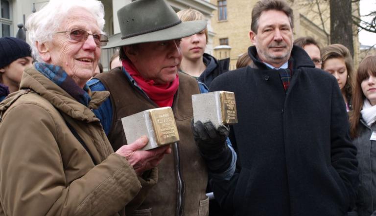 Stolpersteinverlegung 2009, Zeitzeugin Erika Siekemeier, der Künstler Gunther Demnig und der Oberbürgermeister Jann Jakobs (v.l.n.r.).