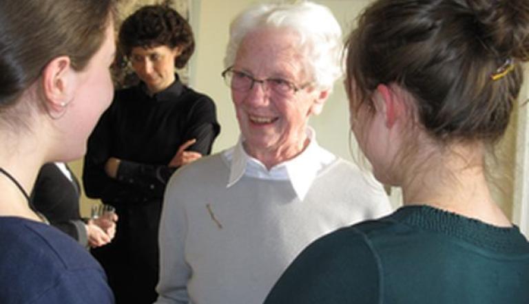 Schülerinnen der Voltaireschule Potsdam  im Gespräch mit der Zeitzeugin und Großnichte von Pasul Salinger, Erika Siekemeier, Foto: Potsdam Museum