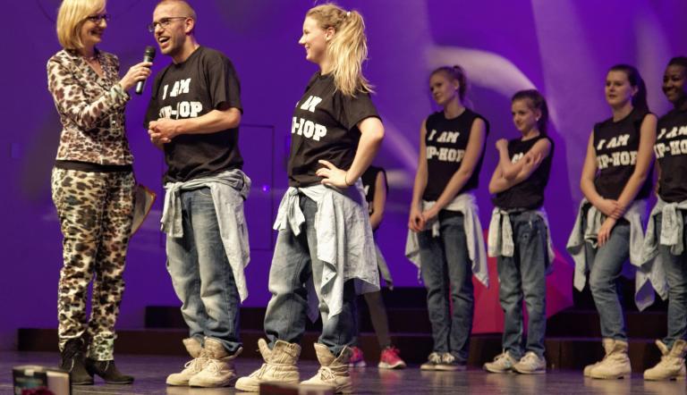 Frau Trauth-Koschnick mit Sven Seeger und seine Hip-Hop Tanzgruppe "RokkaZ" (© André Stiebitz)