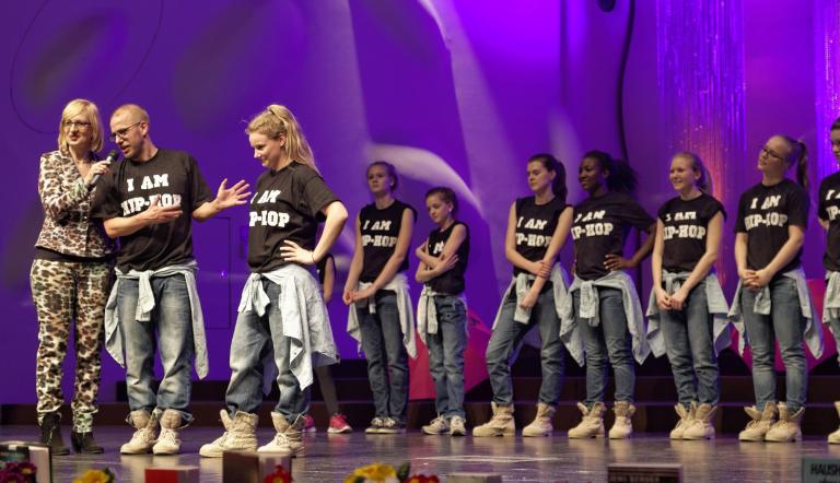 Frau Trauth-Koschnick mit Sven Seeger und seine Hip-Hop Tanzgruppe "RokkaZ" (© André Stiebitz)