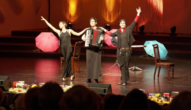 Tanja Buttenborg, Anja Gessenhardt und Sunna Huygen mit ihrem Programm „Cat meets Kabarett“ (© André Stiebitz)