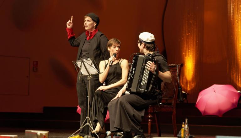 Tanja Buttenborg, Anja Gessenhardt und Sunna Huygen mit ihrem Programm „Cat meets Kabarett“ (© André Stiebitz)